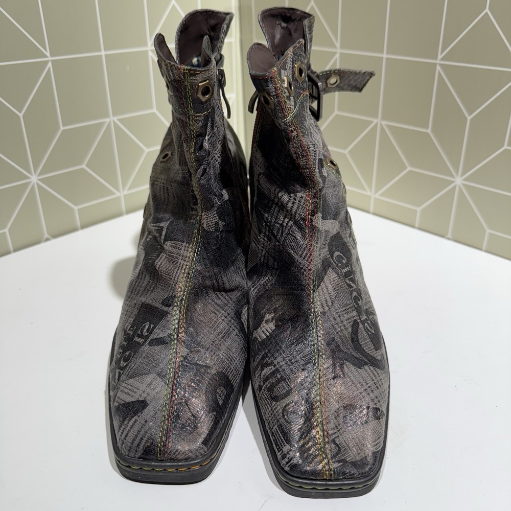 SOFFIA | ANTIQUE PRINTS WITH‎ METALLIC STUD MOTO BOOT - Sz 7